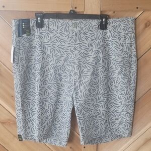 Roundtree & Yorke Men's Shorts with Gray Leaf Design